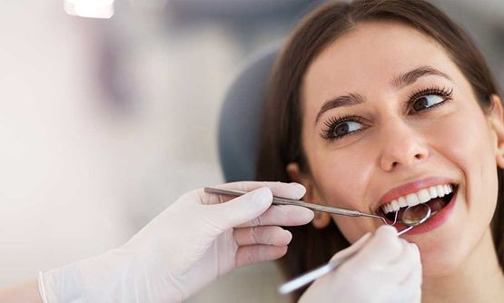 Abbildung zeigt entspannte und lachende Patientin bei der Behandlung. Praxis für Zahnheilkunde Dr. Maximilian Grimm und Zahnärztin Eva Krieger in Veldhausen